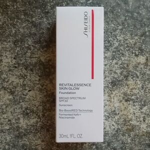 Shiseido revitalessence skin glow foundation. 140 porcelain.